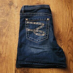 Embroidered Pockets Shorts